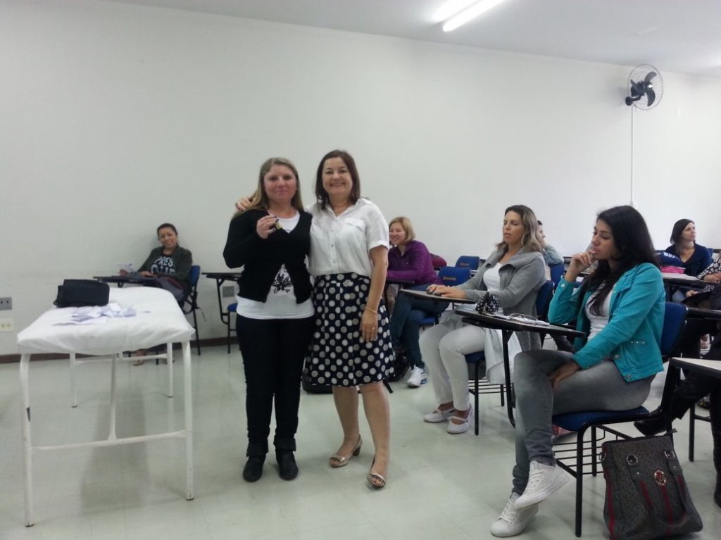 Ministrando palestra sobre aromaterapia no Centro Técnico Martinus