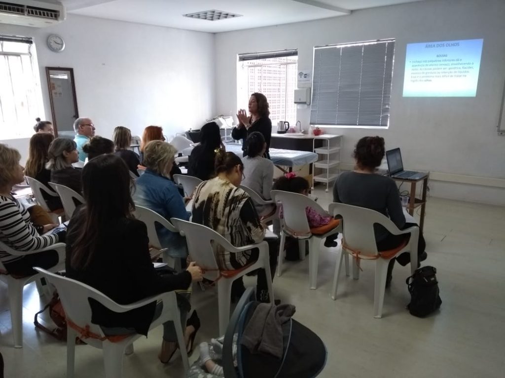 Ministrando Workshop Tratamento de Olheiras, Bolsas e Edemas