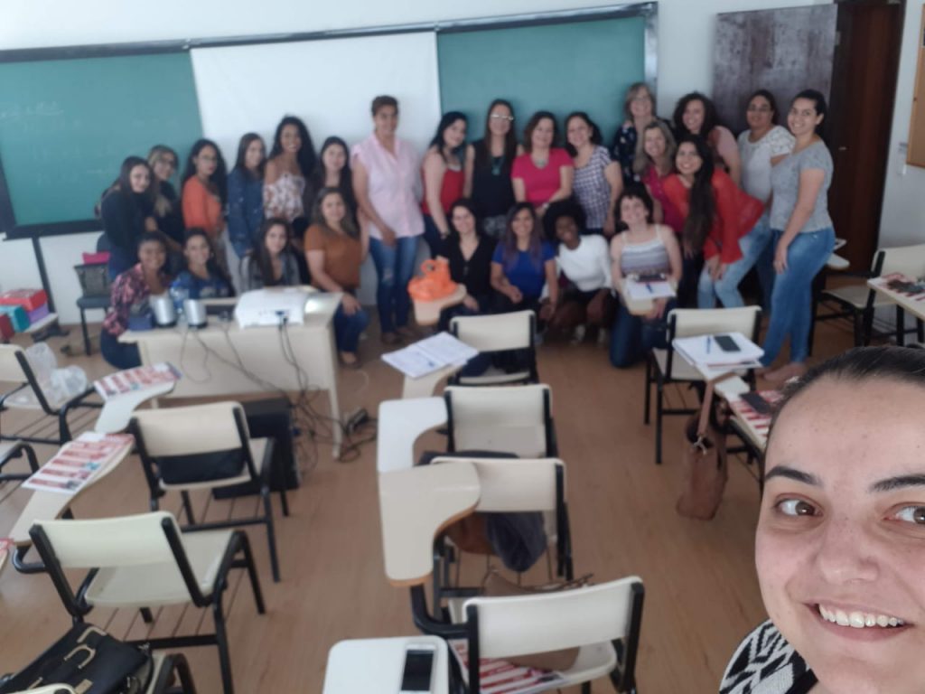 Ministrando Palestra na FAPAR sobre Microagulhamento