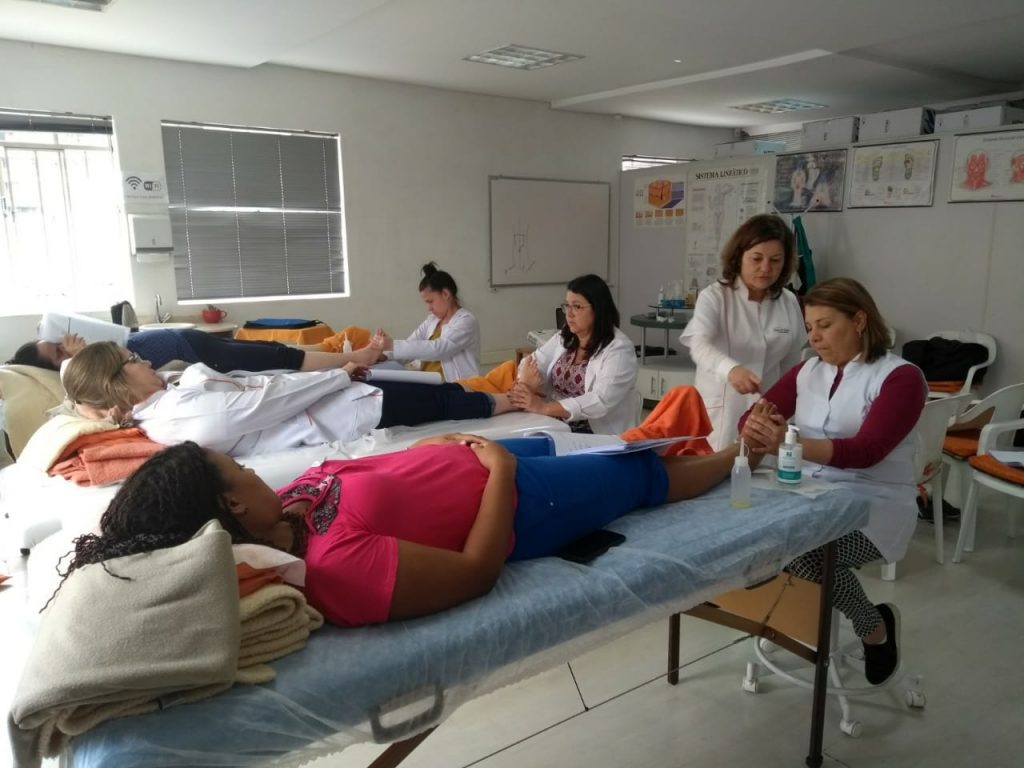 Ministrando Curso de Reflexologia Podal