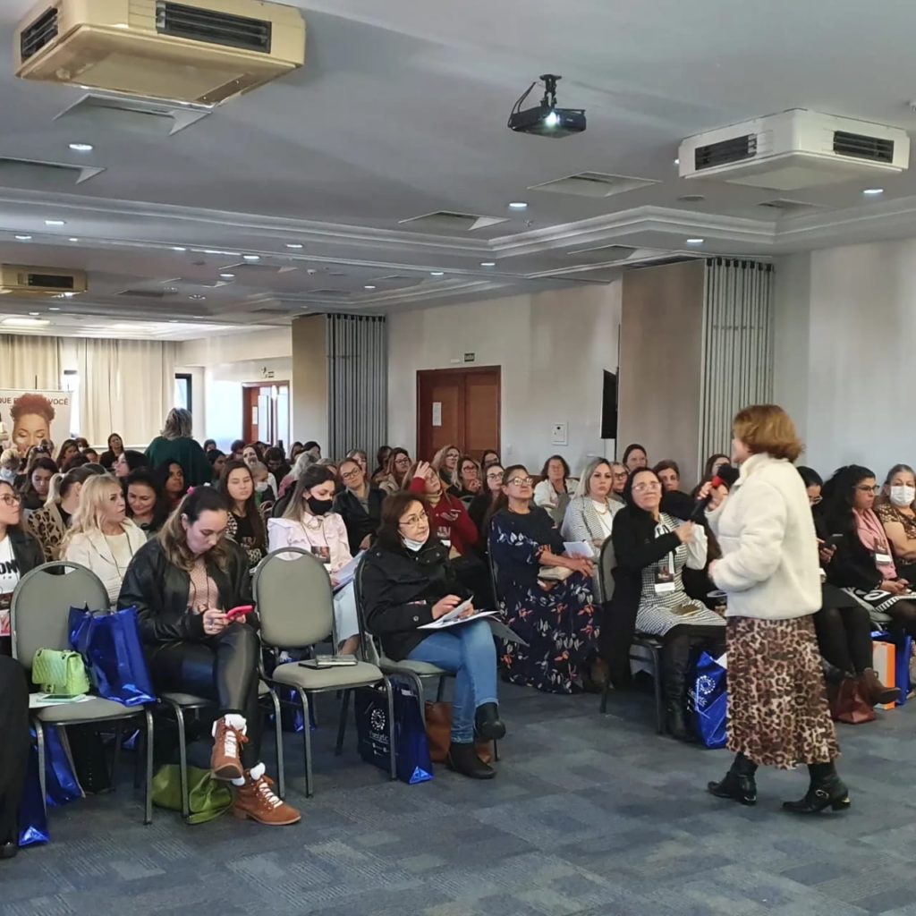 Ministrando palestra sobre Estética Terapêutica Congresso Vida Estética em Londrina