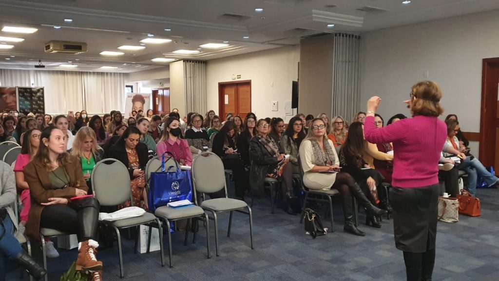 Ministrando palestra sobre Ozonioterapia – Cosméticos Ozonizados. Congresso Vida Estética em Londrina